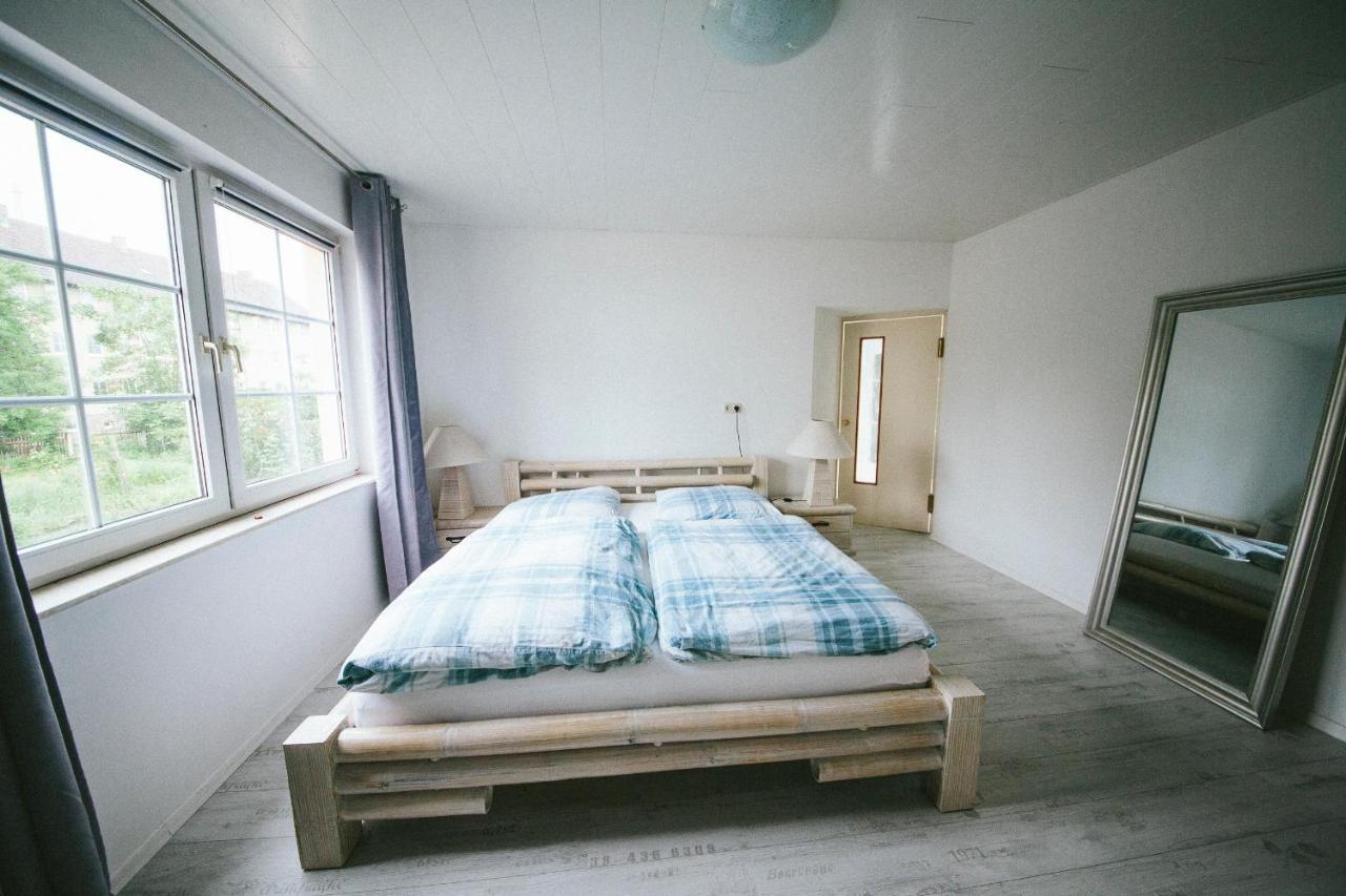 Grosse & Voll Ausgestattete Apartments, Studios, Doppelzimmer, Workspace, Parkplatz, Netflix, Prime & Schnelles Wifi In Ruhiger Lage Mit Garten