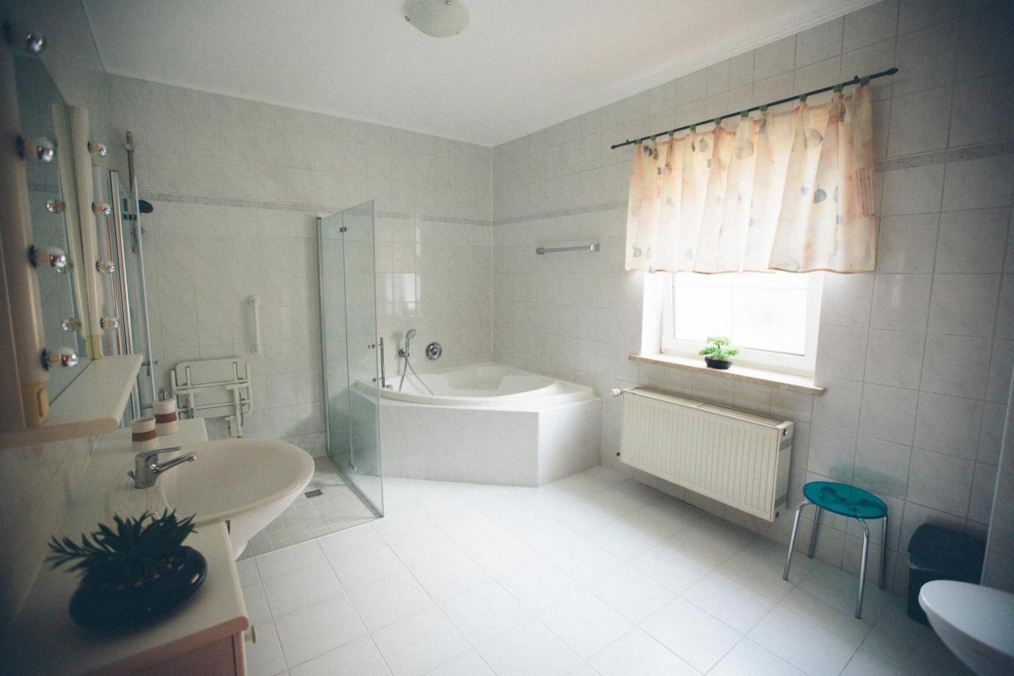 Whirlpool, Fußbodenheizung, Nintendo Nes, Netflix, Wintergarten&workspace Apartment Rudolstadt