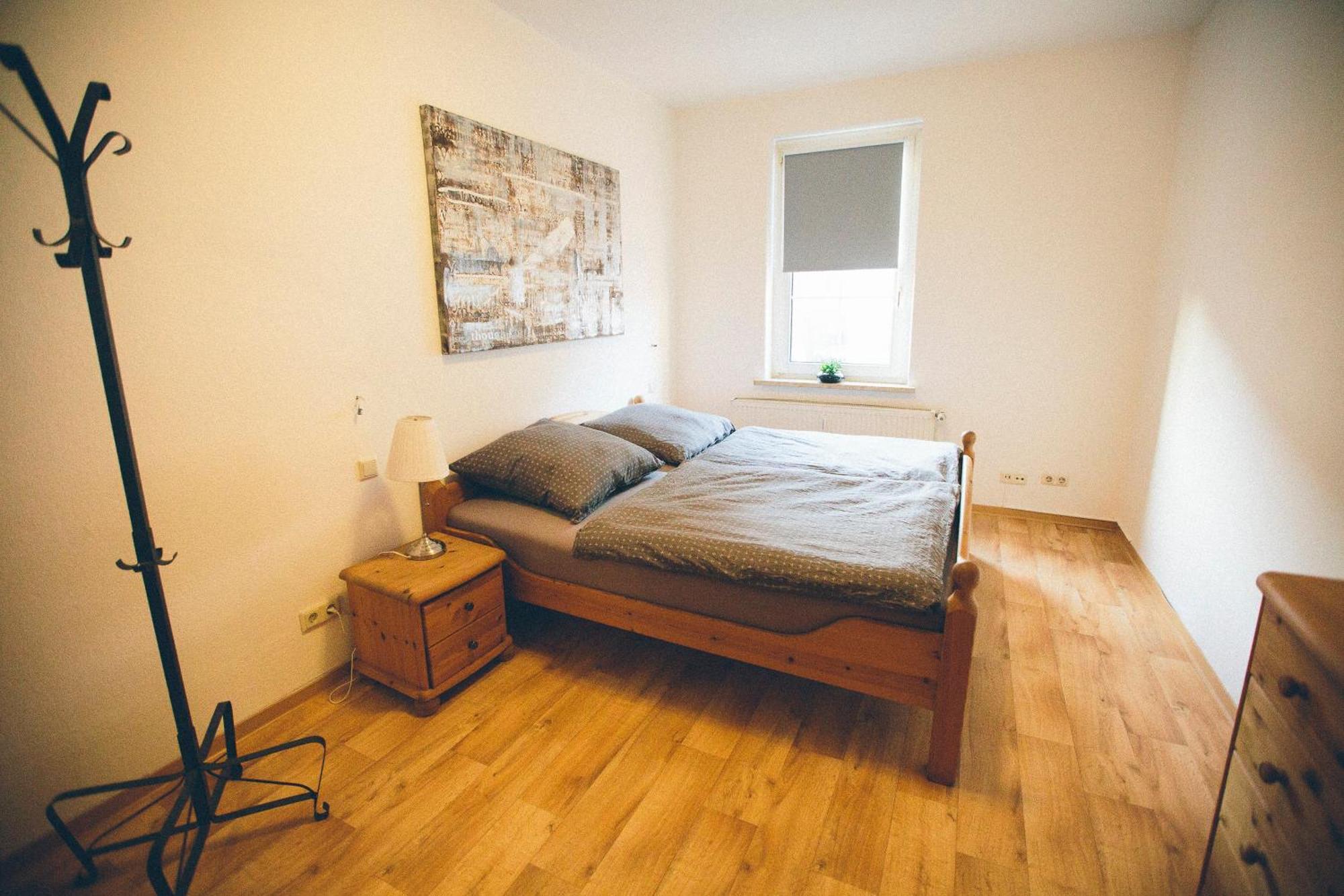 Grosse & Voll Ausgestattete Apartments, Studios, Doppelzimmer, Workspace, Parkplatz, Netflix, Prime & Schnelles Wifi In Ruhiger Lage Mit Garten Апартаменты