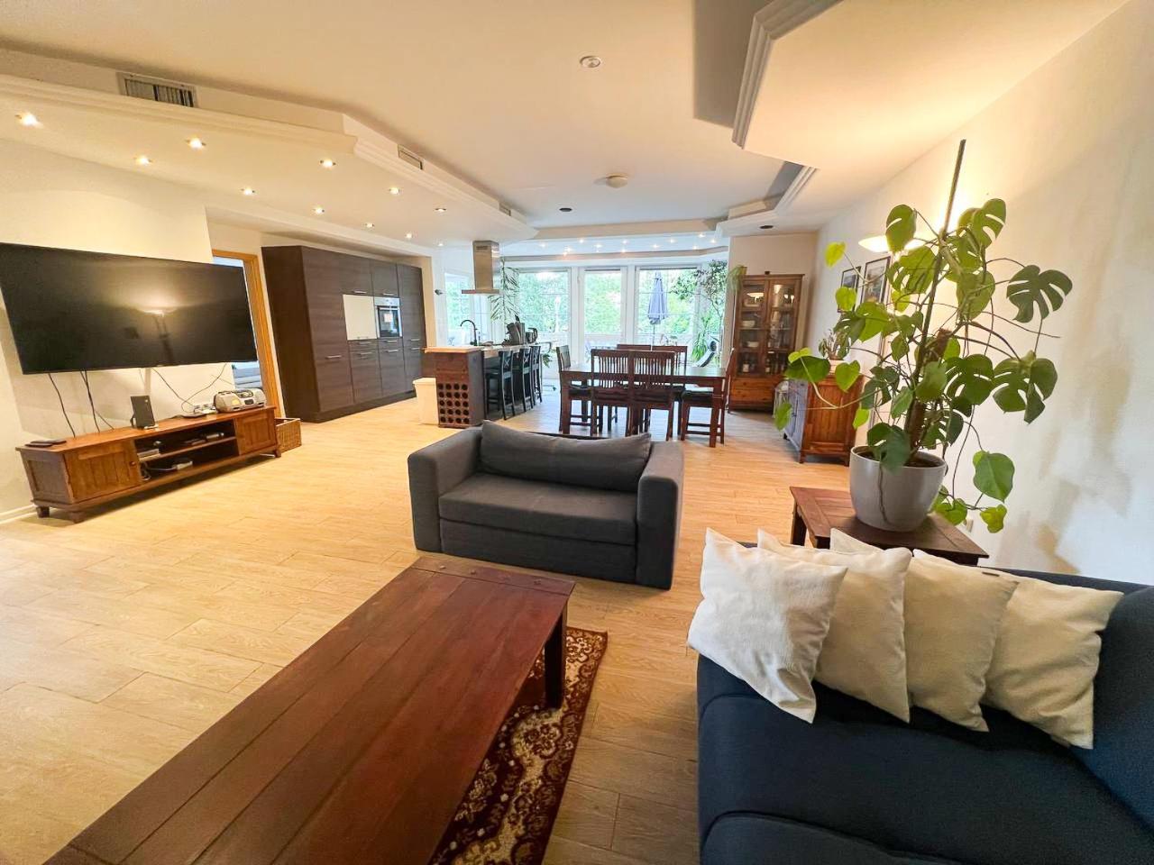 Grosse & Voll Ausgestattete Apartments, Studios, Doppelzimmer, Workspace, Parkplatz, Netflix, Prime & Schnelles Wifi In Ruhiger Lage Mit Garten *