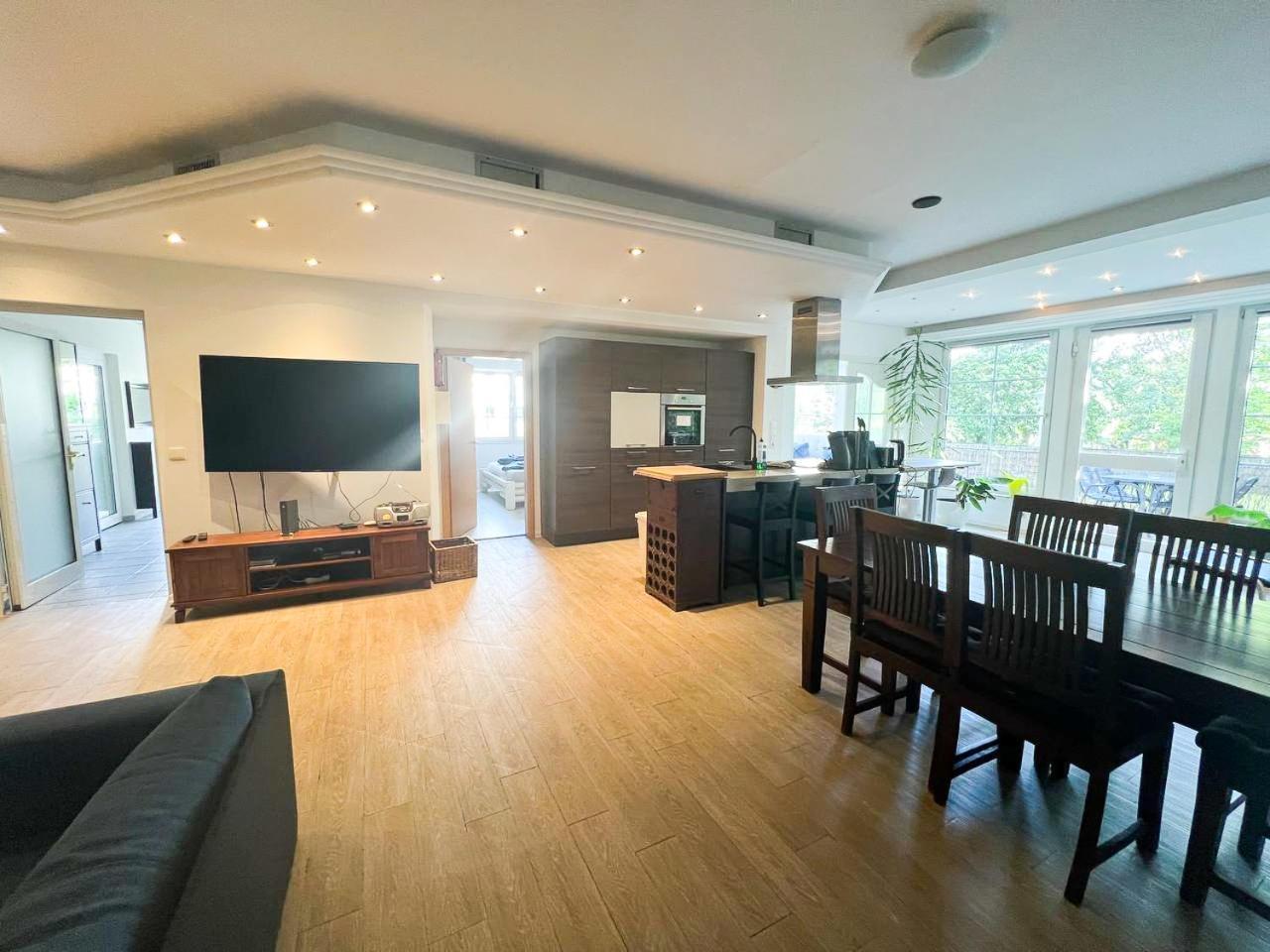 Whirlpool, Fußbodenheizung, Nintendo Nes, Netflix, Wintergarten&workspace