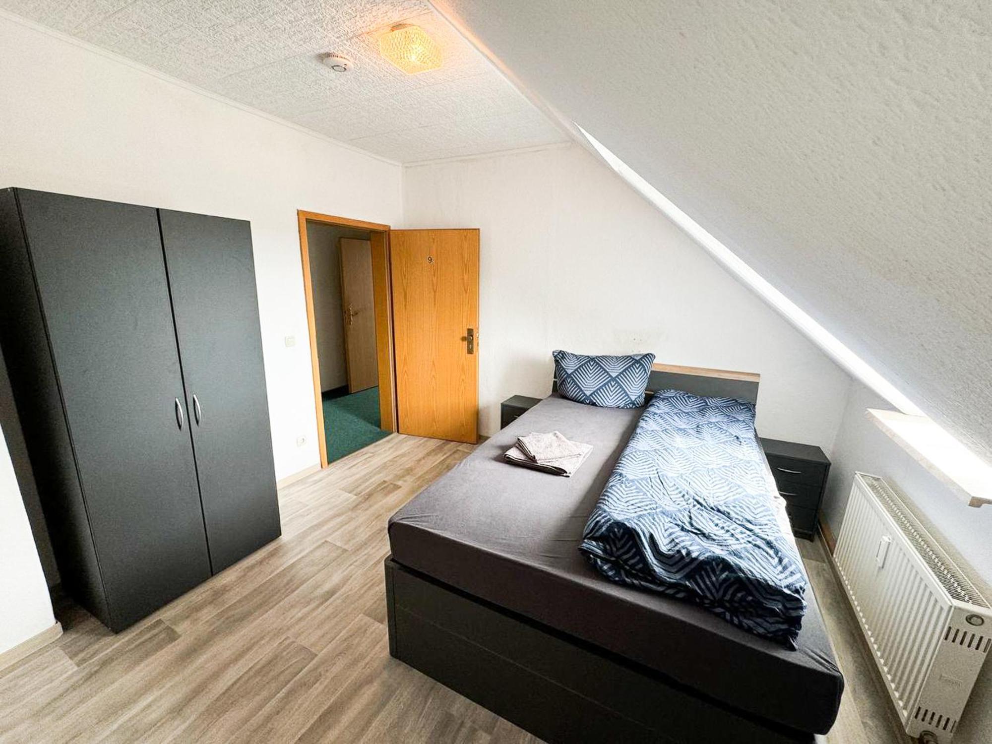 Grosse & Voll Ausgestattete Apartments, Studios, Doppelzimmer, Workspace, Parkplatz, Netflix, Prime & Schnelles Wifi In Ruhiger Lage Mit Garten
